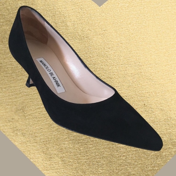 Manolo Blahnik Sirla Suede Low-Heel Pump - Picture 4 of 16